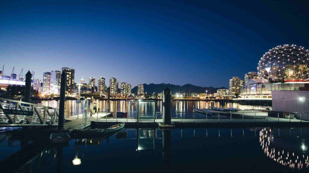 Vista panoramica della città di Vancouver, Canada, di notte.