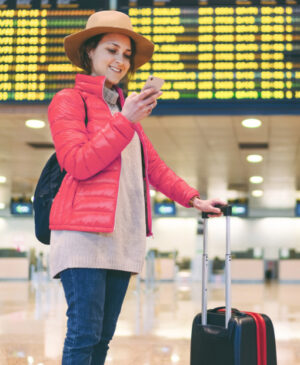 Mondo eSIM per i viaggiatori, donna con un telefono cellulare