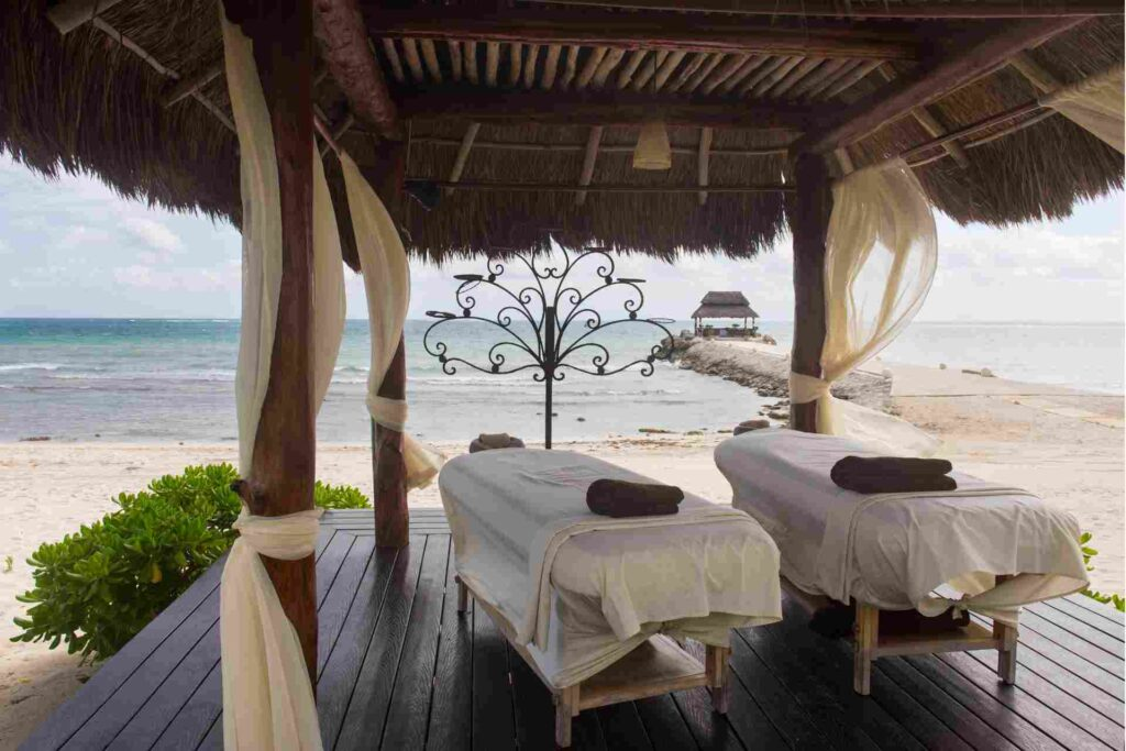 Cabina per massaggi thailandesi su una spiaggia