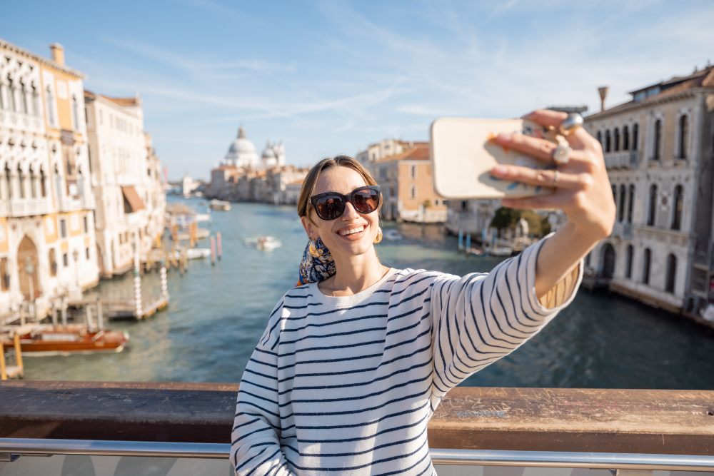 白人女性　観光客　イタリア　スマホ　自撮り　笑顔
