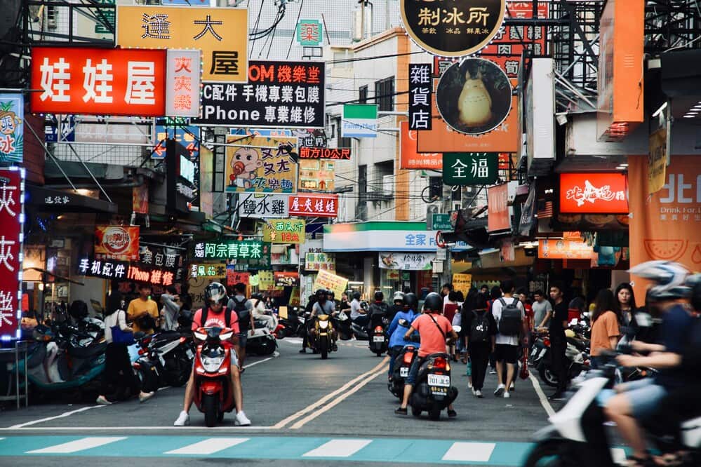 台湾　街中　看板　バイク　道路