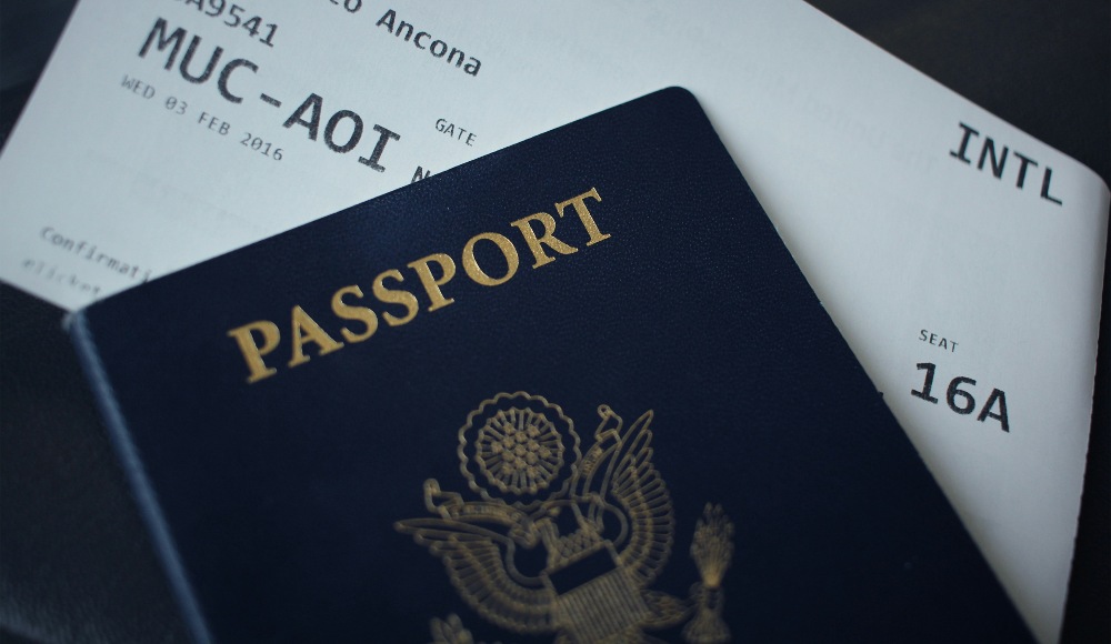カナダ留学　必要な入国書類　パスポート　航空券