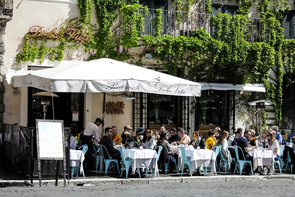 ローマ　イタリア　レストラン　ドルチェヴィータ　テラス席　旅行　観光スポット　おすすめ　Holafly 海外eSIM オラフライ
