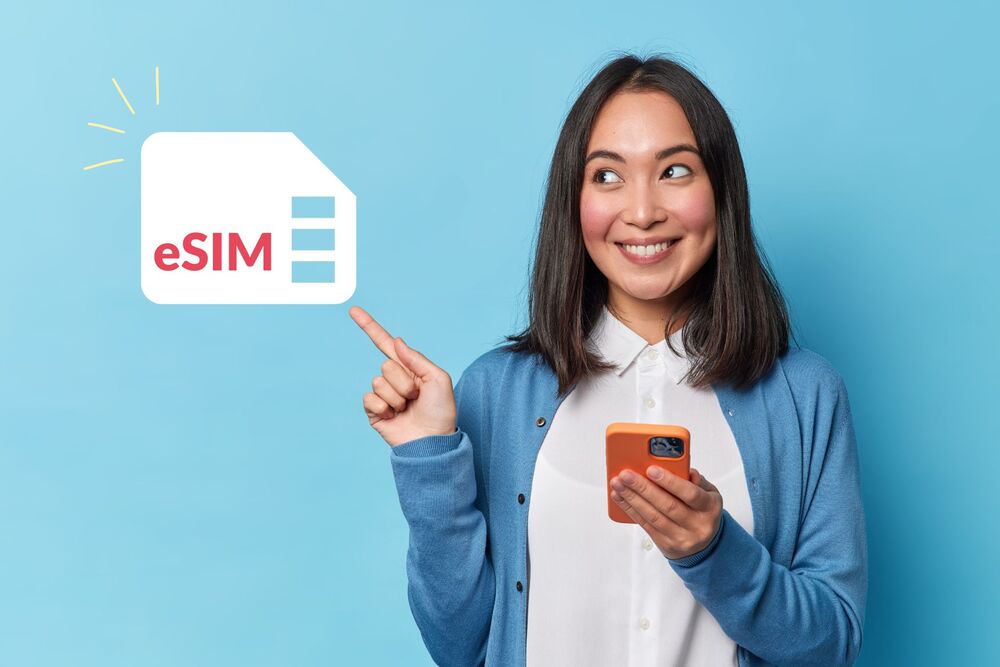 eSIMとは　女性　アジア人　スマホ　片手　デジタルSIM　海外旅行　おすすめ　オラフライ