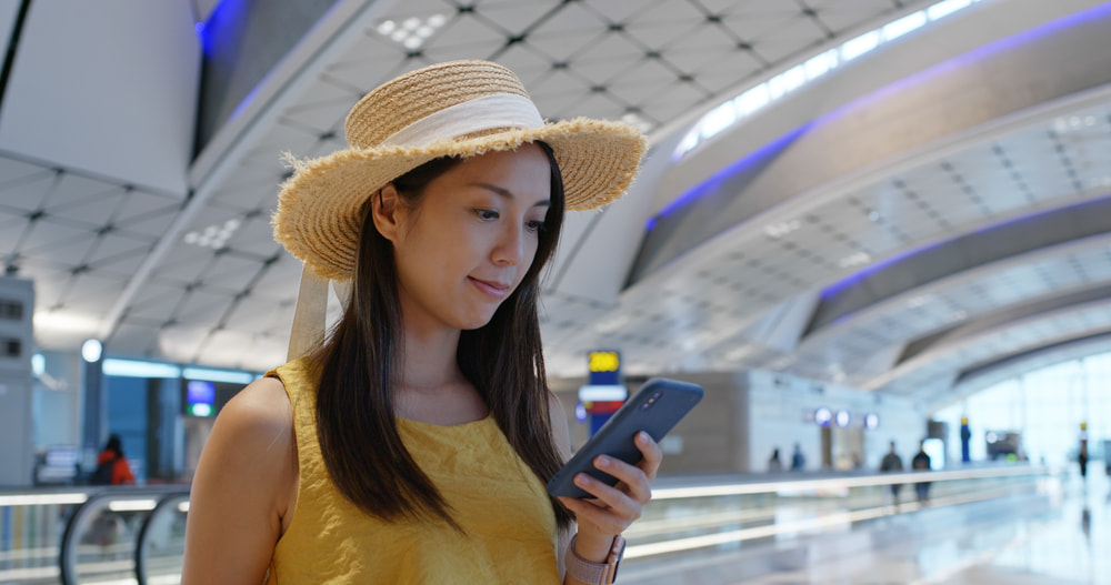 マレーシア　空港　旅行　スマホ　女性　通信手段　おすすめ　海外eSIM　オラフライ　Holafly