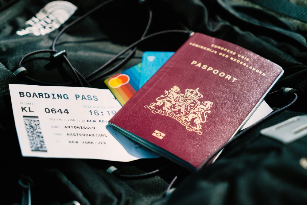 パスポート　航空券　リュック　クレジットカード