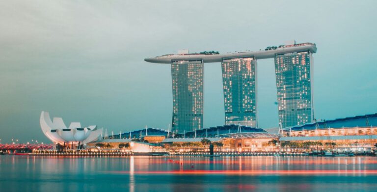 シンガポールのスマホの利用はどうされますか？この記事では、シンガポールeSIMの基本情報、メリットとおすすめのデータ無制限eSIMをご紹介しています。