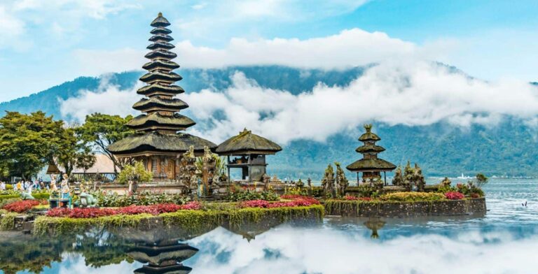 ウルン　ダヌ　ブラタン寺院　インドネシア　バリ島　旅行　