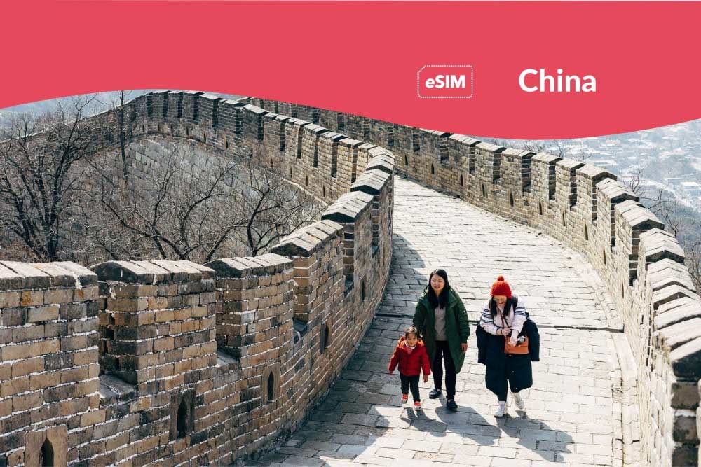 万里の長城を歩く家族の写真。画像上部には「eSIM China」というテキストが入った赤いバナー