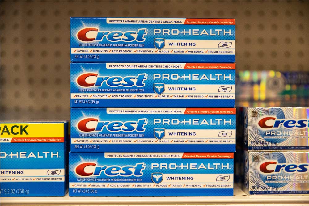 店頭に並んだCrest Pro-Healthの歯磨き粉
