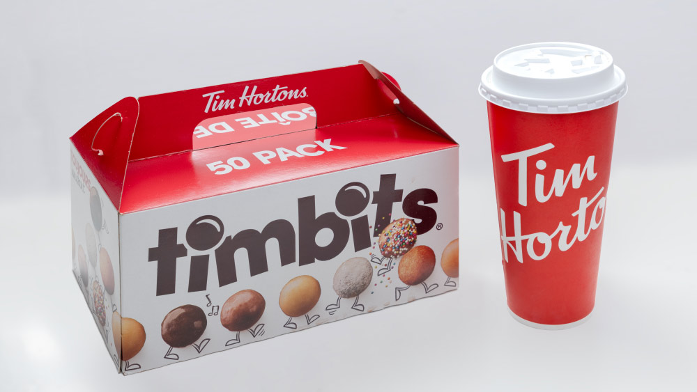 Tim HortonsのTimbits 50パックの箱とコーヒーカップ