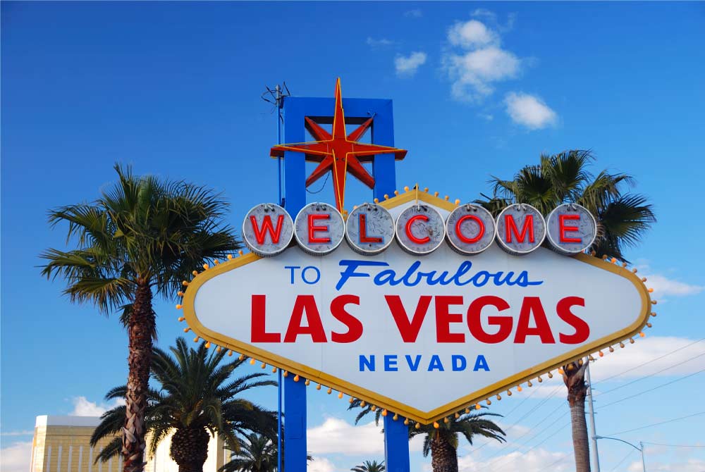 「Welcome to Fabulous Las Vegas, Nevada」の看板、青空とヤシの木を背景