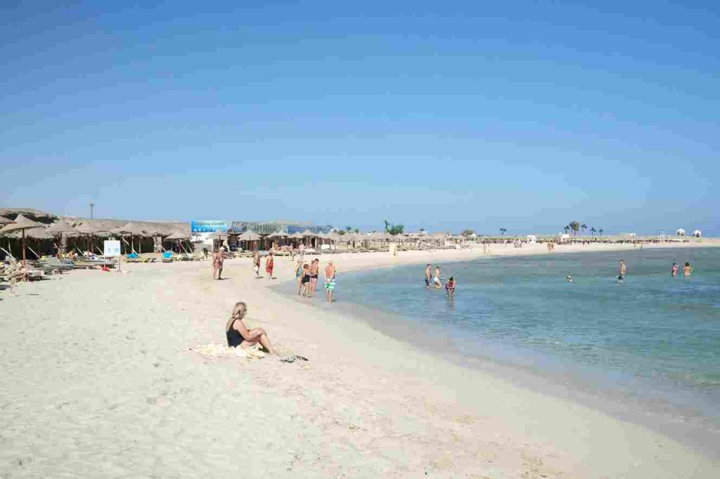 turistas aproveitando a praia de Marsa Alam, Egito.