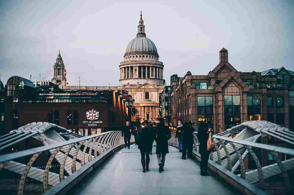 Turistas passeando no centro de Londres.