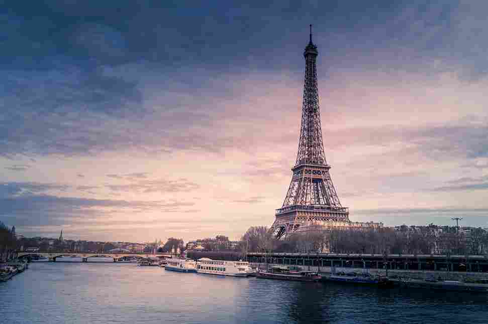 A Torre Eifel e o Rio Sena são dois destinos turísticos conhecidos de Paris.