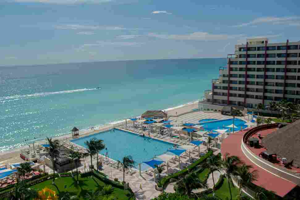 Um resort all inclusive em Cancún à beira da praia.