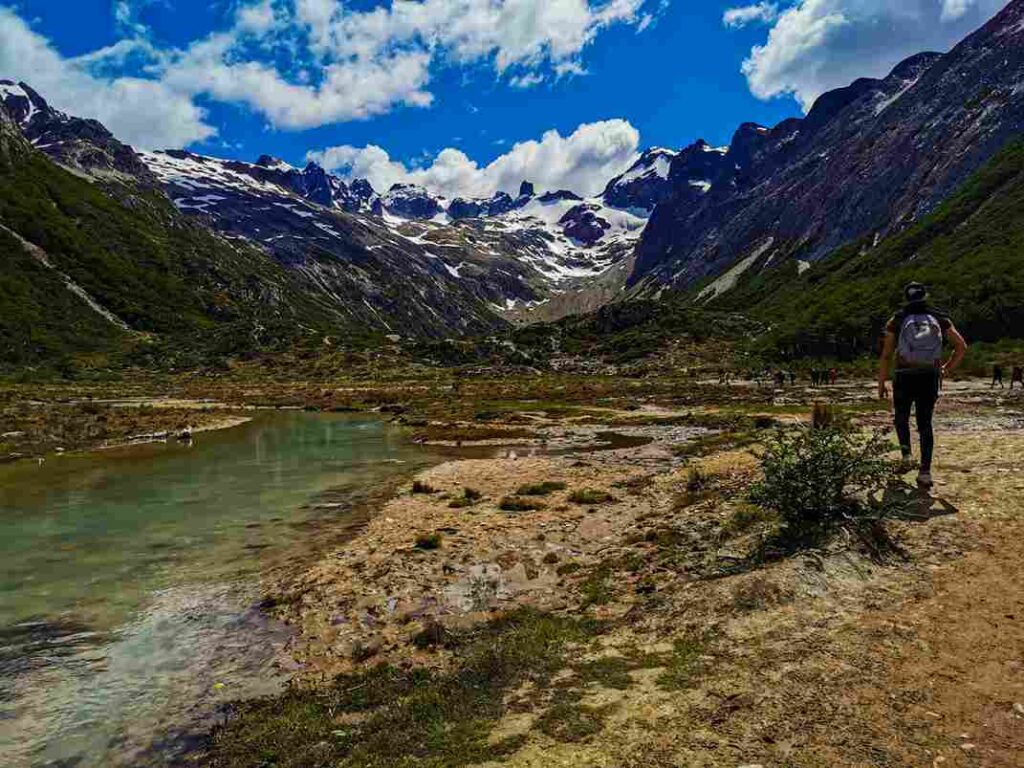 uma pessoa caminhando no verão do Ushuaia.