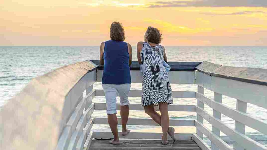 Um casal admirando a bela vista de Nápoles, Itália.