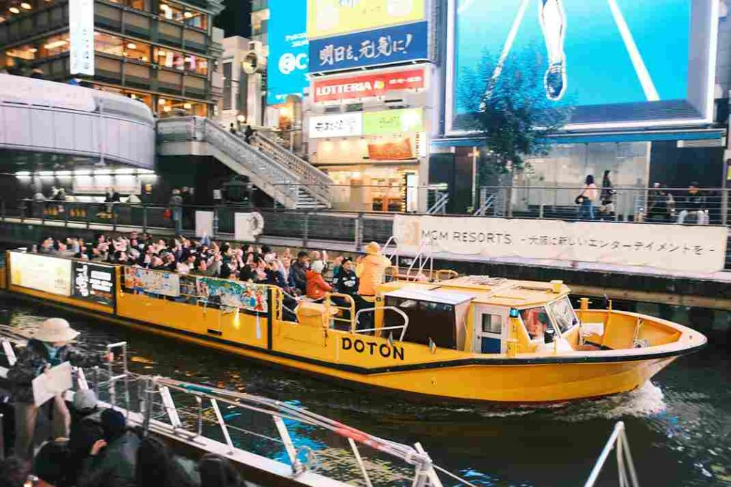 Turistas passeando de barco em Osaka, Japão.