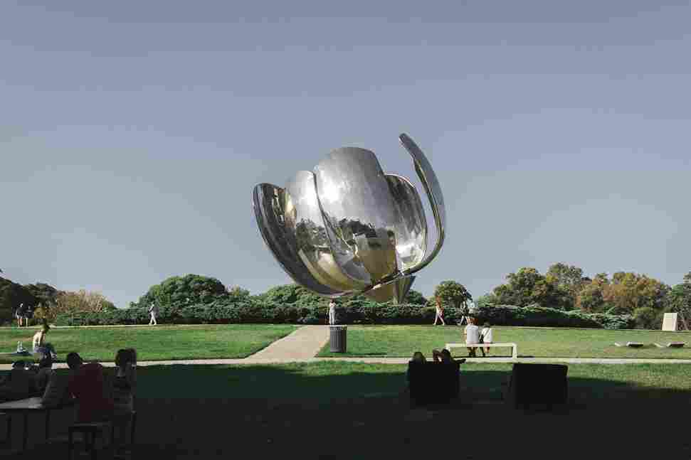 Floralis Genérica, uma escultura famosa de Buenos Aires.