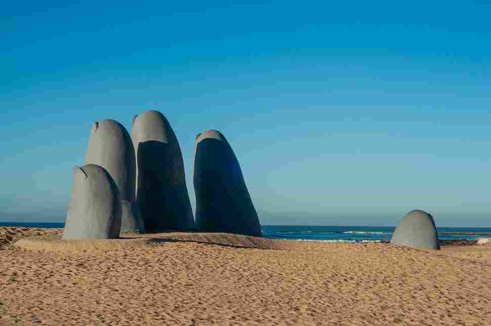 La Mano, uma escultura em uma praia de Punta Del Este.