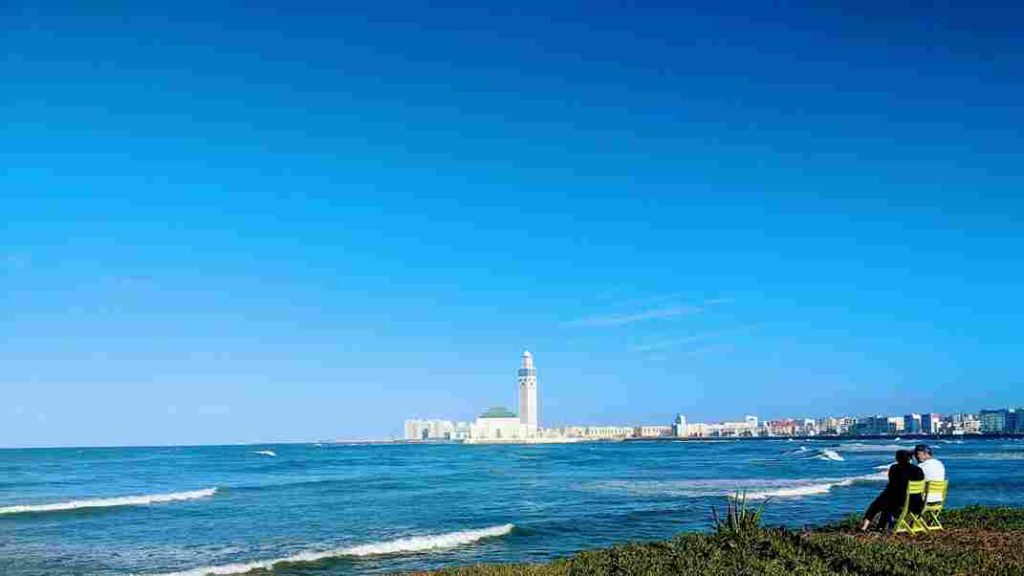 Turistas contemplando a vista em Casablanca.