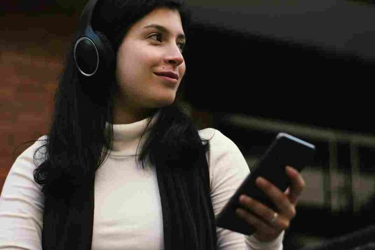mulher escutando musica em seu próprio celular