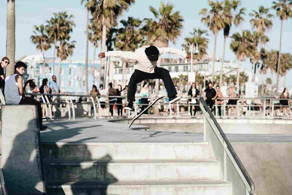 Pessoas andando de skate em Los Angeles, EUA.