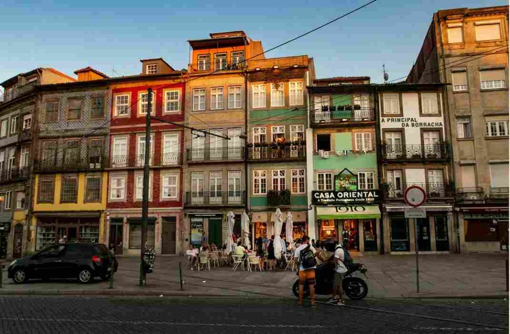 Turistas aproveitando um restaurante na cidade do Porto, Portugal.