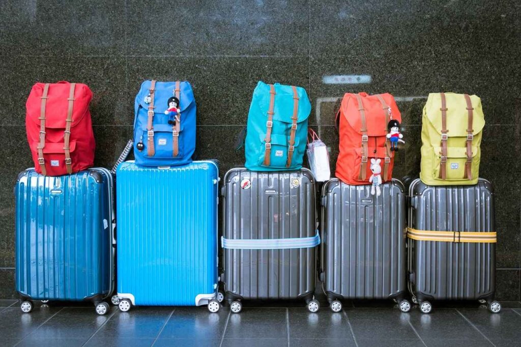 várias malas juntas em um aeroporto.