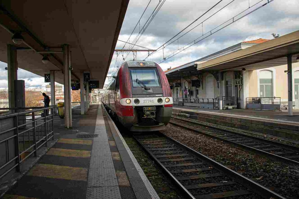 um trem na estação francesa de Nice, França.