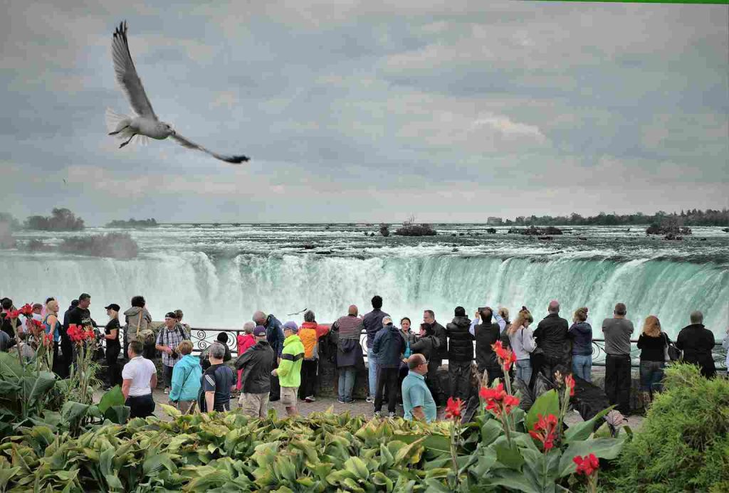 Turistas canadenses admirando uma cachoeira em Ontário, Canadá.