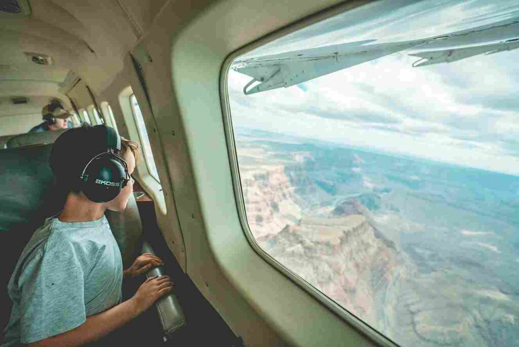 garoto em uma viagem aérea.
